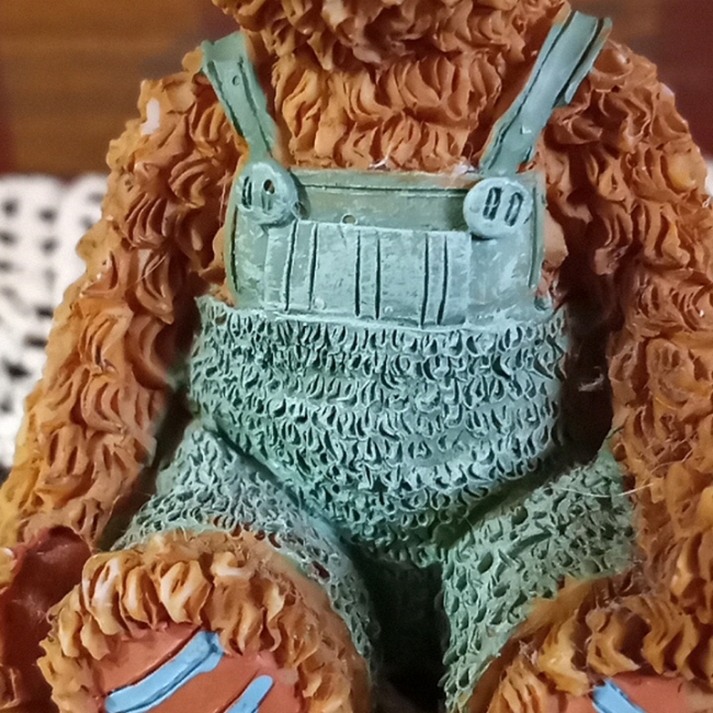 "1990" RESIN TEXTURED TEDDY BEAR WITH GREEN OVERALLS(CH/TP) - Picture 5 of 14